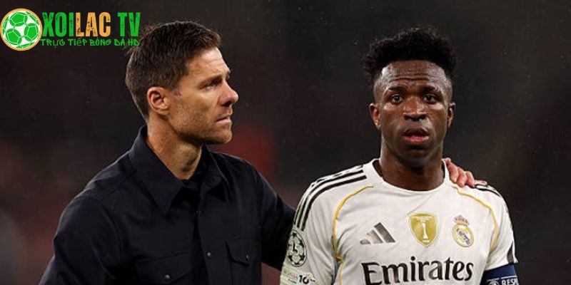 Xabi Alonso đứng ra che chắn cho Vinicius Xabi Alonso đứng ra che chắn cho Vinicius